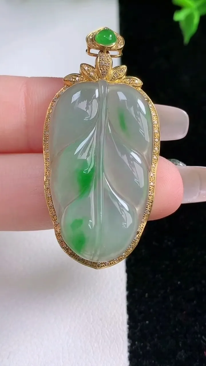 天然A货翡翠金枝玉叶 叶子吊坠，尺寸46.7-21.6-7，裸石32-18.8重量:6.68g
1月