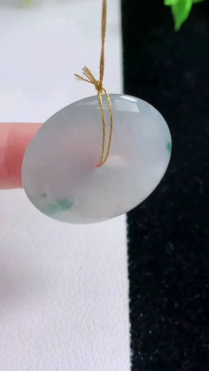 天然A货翡翠冰种飘花平安扣吊坠，尺寸28.6-5.6，重量:10.00g
1月22日