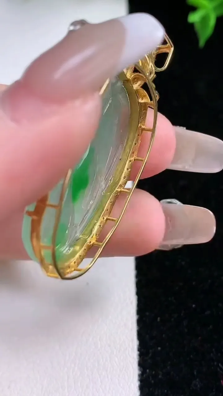 天然A货翡翠金枝玉叶 叶子吊坠，尺寸46.7-21.6-7，裸石32-18.8重量:6.68g
1月22日