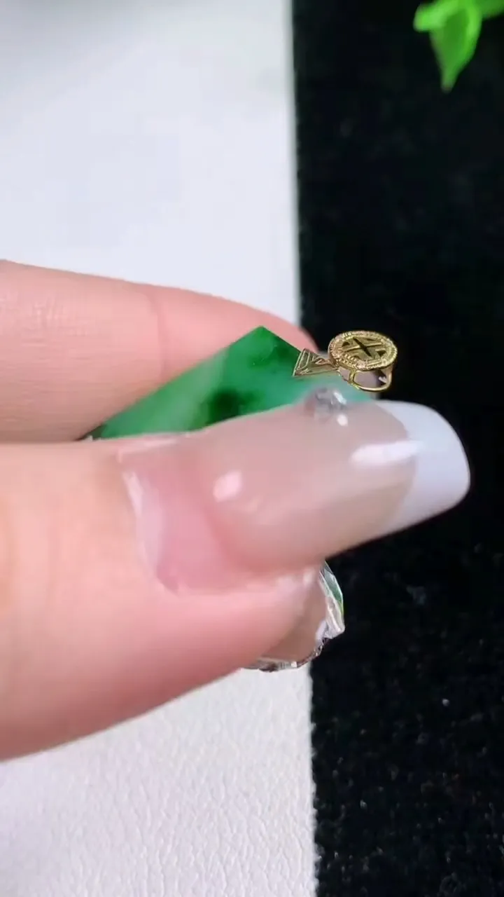 天然A货翡翠无事牌吊坠，尺寸30.6-21-1.4，重量:3.77g
1月22日