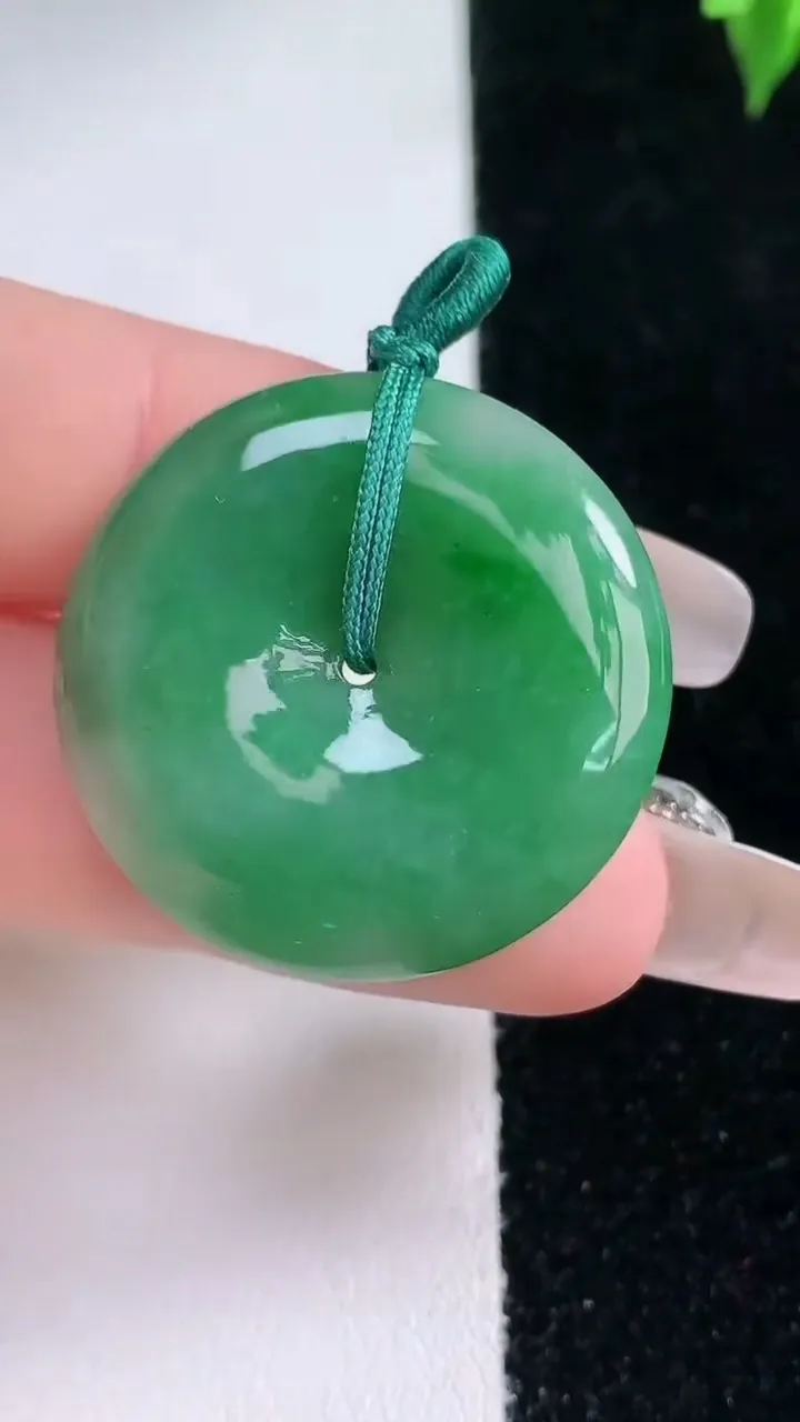 天然A货翡翠平安扣吊坠，尺寸28.7-5，重量:9.46g
1月22日