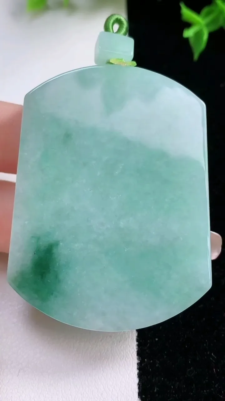 天然A货翡翠无事牌吊坠，尺寸55.2-41.3-6，重量:41.94g
1月22日