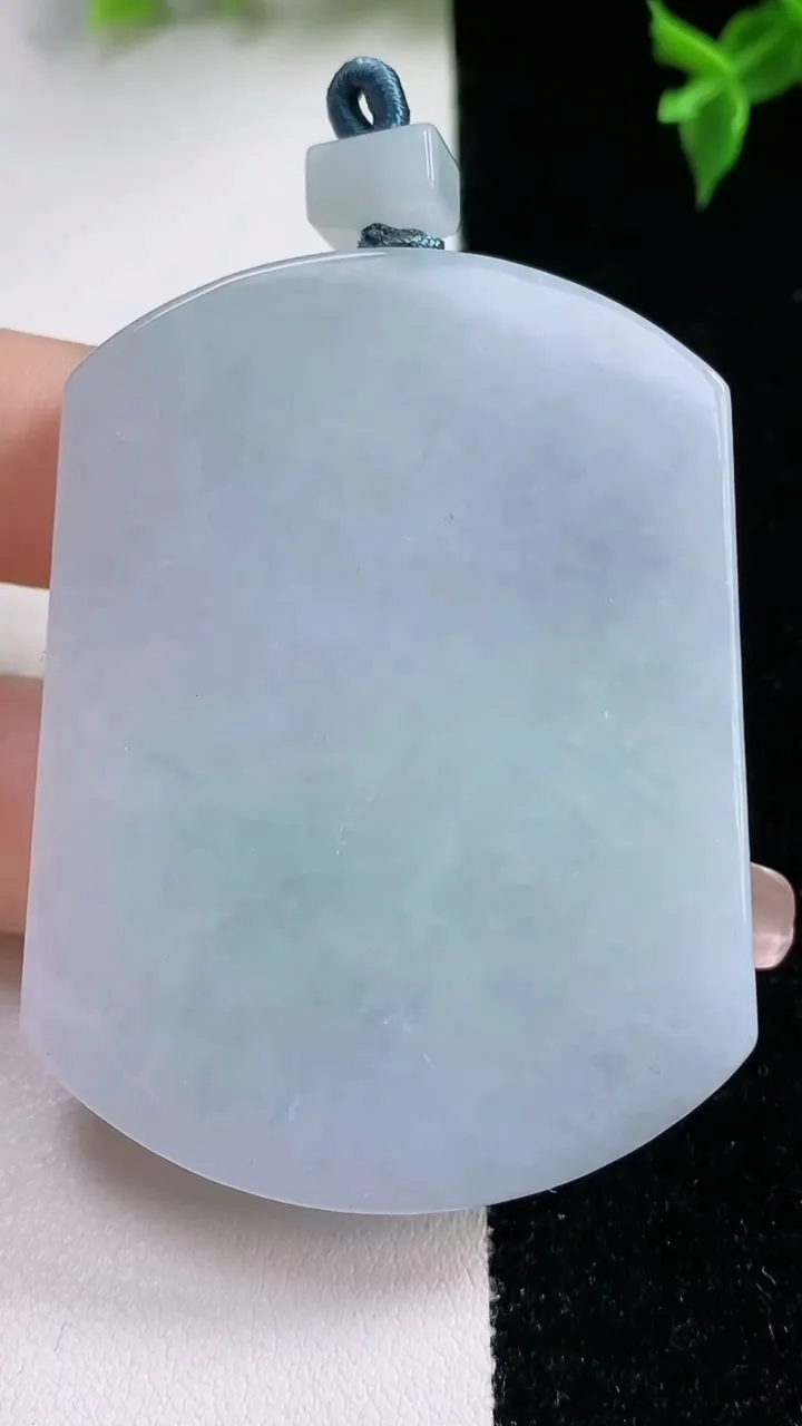 天然A货翡翠春带彩紫罗兰无事牌吊坠，尺寸56-41.8-6，重量:42.47g
1月22日