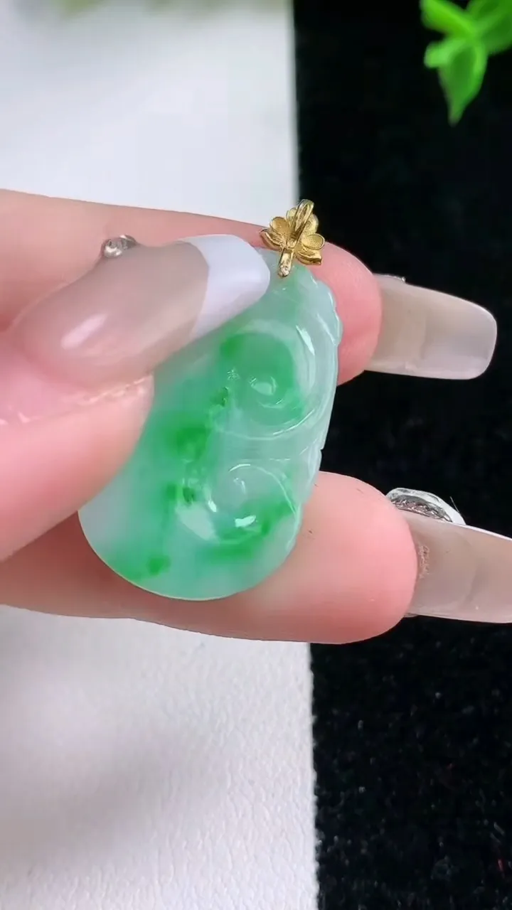 天然A货翡翠如意吊坠，尺寸26.7-17-3.5，重量:3.47g
1月22日