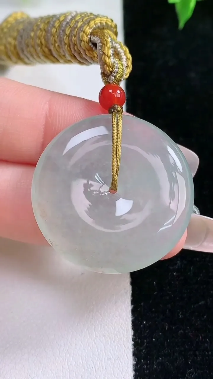 天然A货翡翠平安扣吊坠，尺寸30.4-5.2，重量:15.00g
1月22日