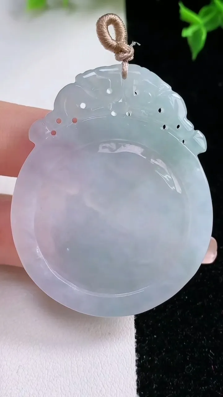 天然A货翡翠生肖鼠吊坠，尺寸52.2-42-6.2，重量:24.14g
1月22日