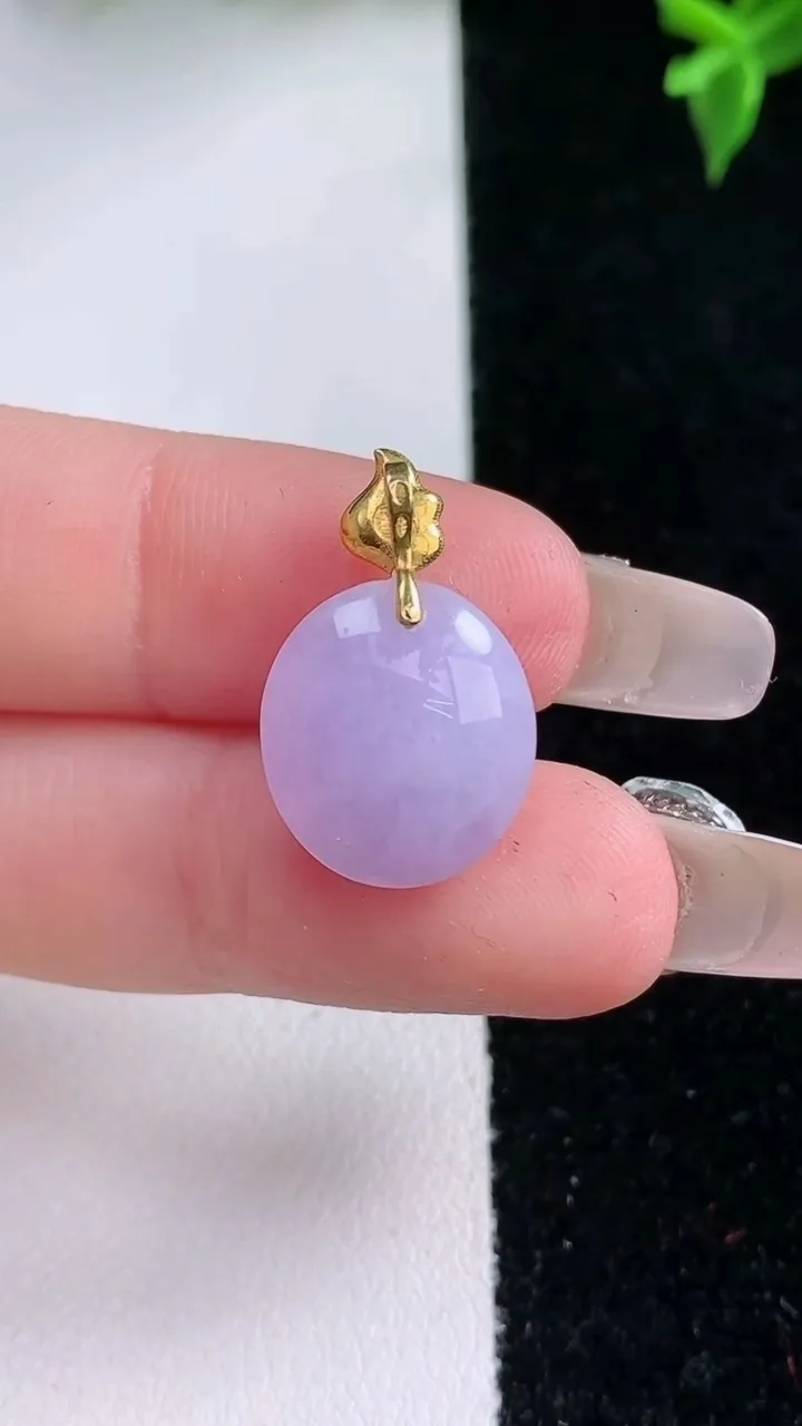 天然A货翡翠18K金紫罗兰蛋面吊坠，尺寸15.2-13.3-8.2，重量:2.73g
1月22日