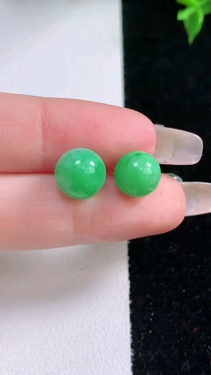 天然A货翡翠圆珠镶嵌件一对，尺寸9.4，重量:3.70g
1月22日