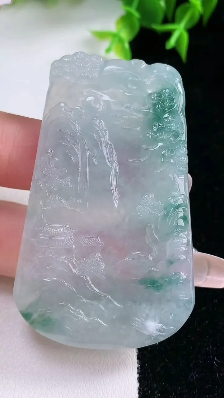 天然A货翡翠牌吊坠，尺寸59.4-35.8-5，重量:30.00g
1月22日