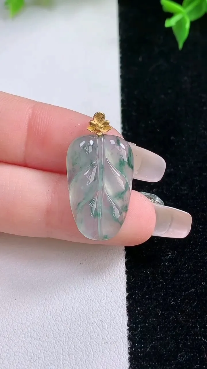 天然A货翡翠种飘花金枝玉叶 叶子吊坠，尺寸22.8-14.6-3，重量:2.00g
1月22日