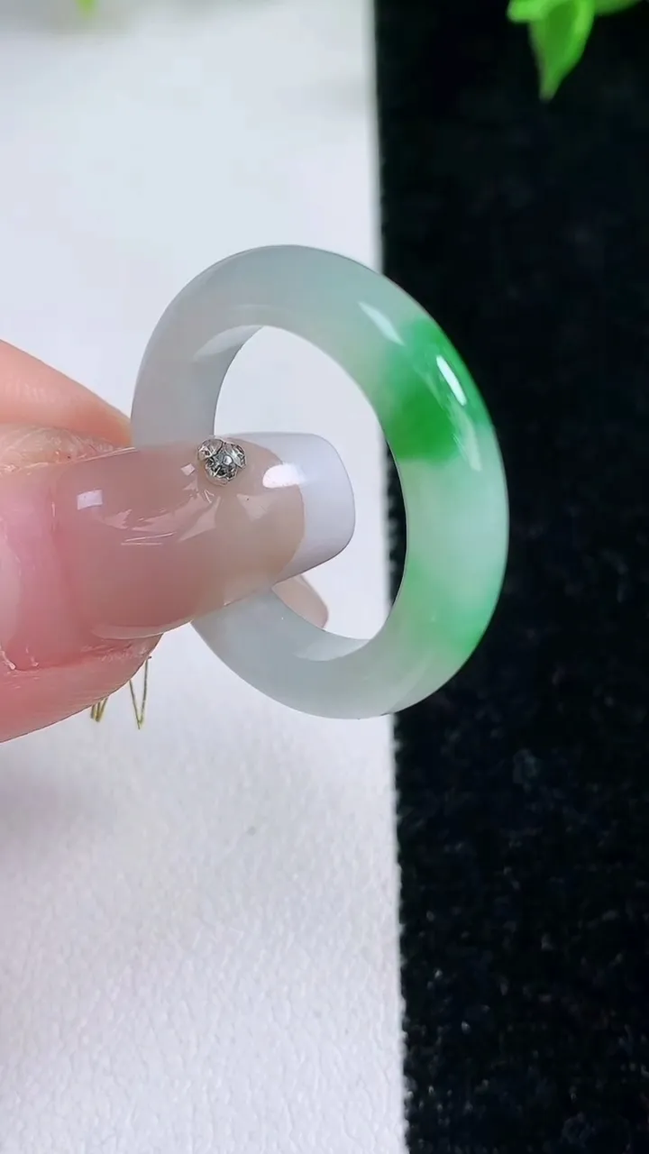 天然A货翡翠指环戒指，尺寸19.4-4.6-3.6，重量:4.5g2026年1月22日
工厂直销收藏佳品,种好水足，色泽均匀，有种有色，上手高大气！