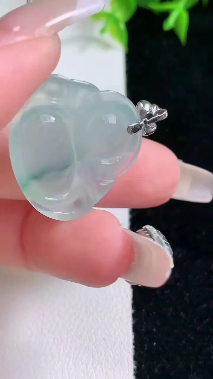 天然A货翡翠种飘花佛公吊坠，尺寸23.3-25.3-5.7，重量:5.34g
1月22日