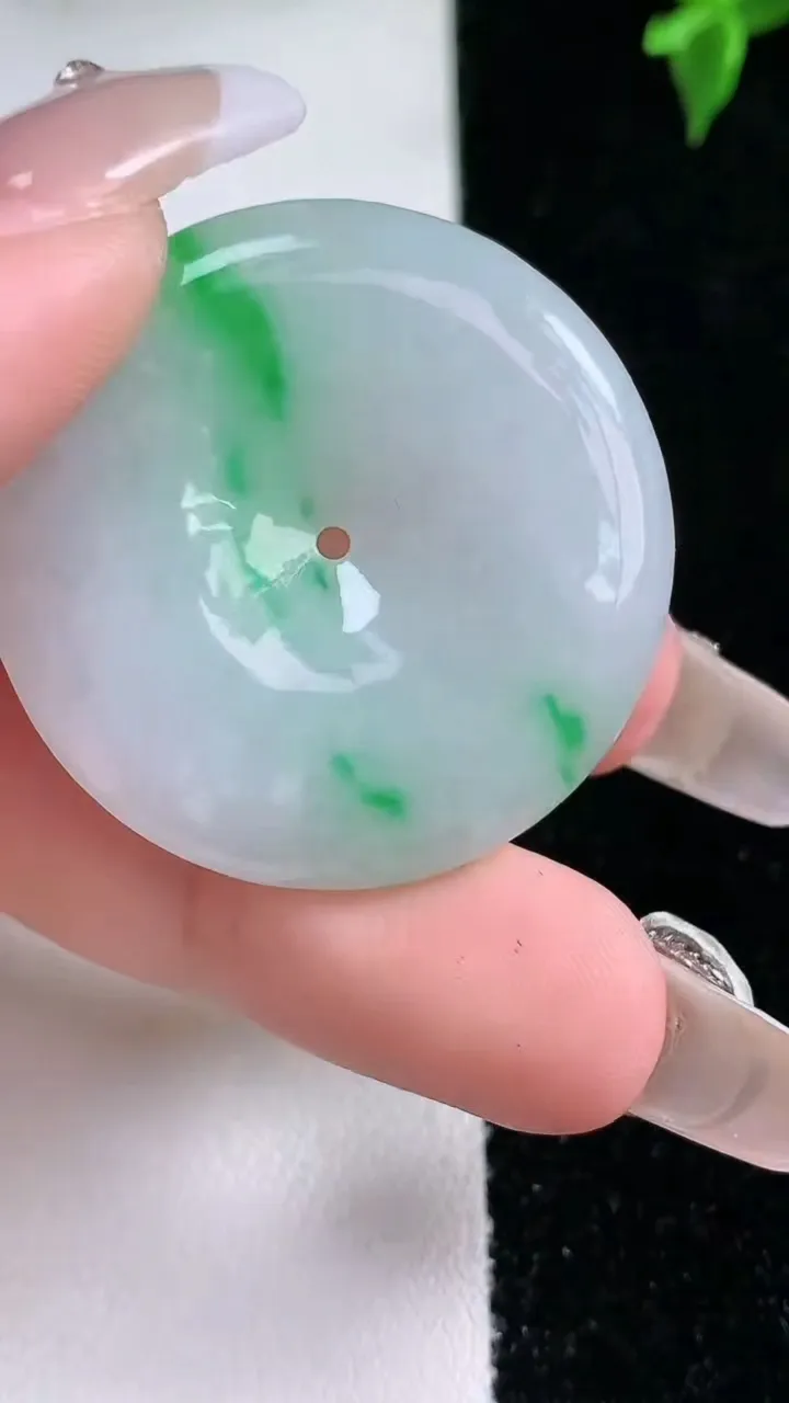 天然A货翡翠平安扣吊坠，尺寸34-5.6，重量:14.16g
1月22日