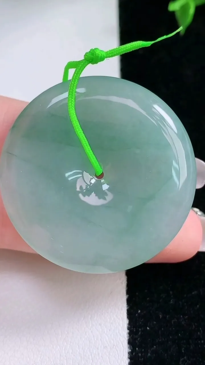 天然A货翡翠飘花平安扣吊坠，尺寸39-5.8，重量:19.85g
1月22日