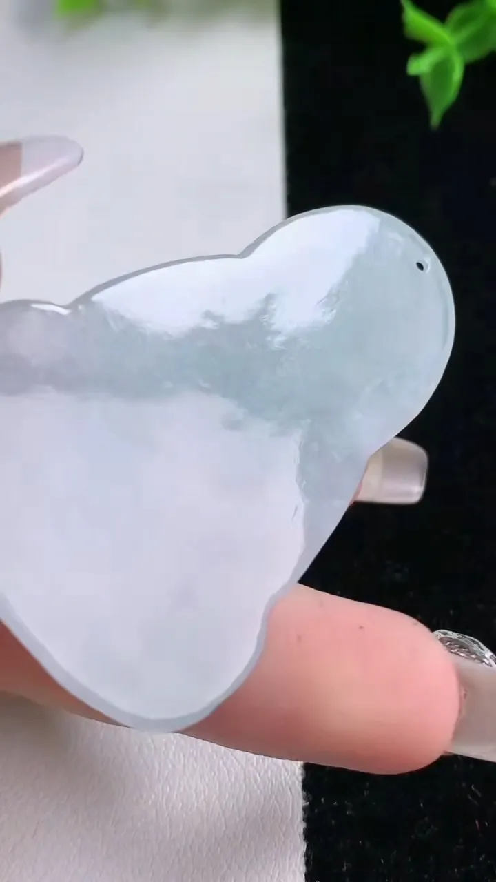 天然A货翡翠观音菩萨吊坠，尺寸56.5-35.3-4.6，重量:18.08g
1月22日