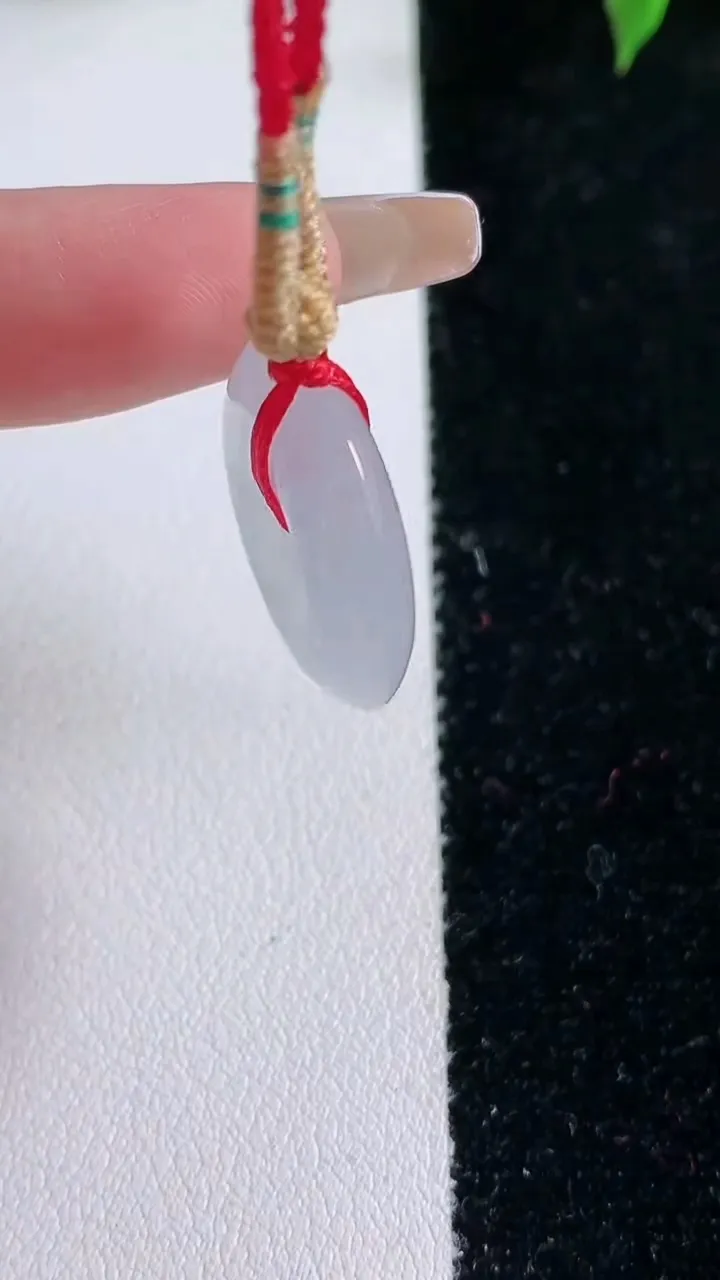 天然A货翡翠平安扣吊坠，尺寸21-5.4，重量:7.10g
1月22日