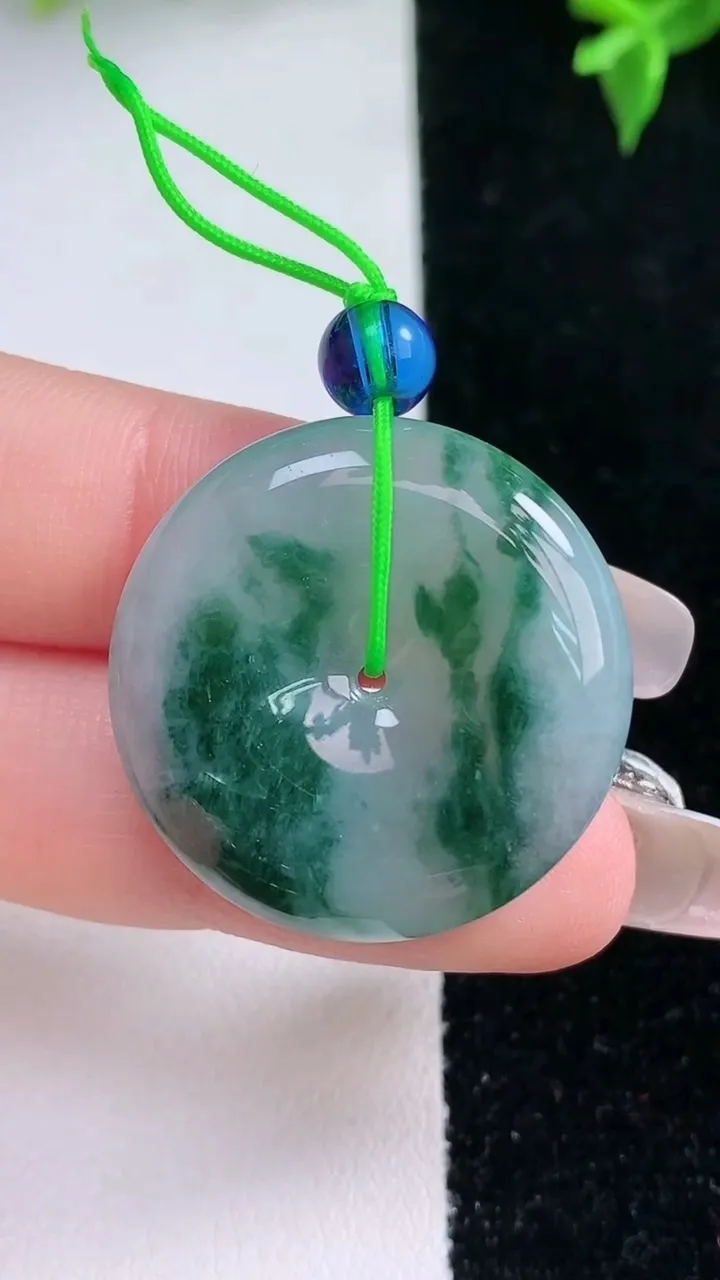 天然A货翡翠飘花平安扣吊坠，尺寸27.5-5.8，重量:9.40g
1月22日