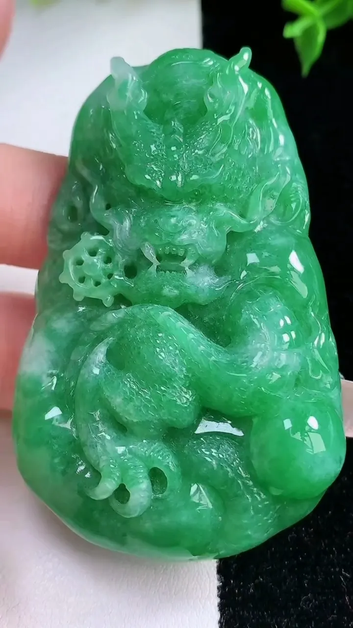 天然A货翡翠龙牌吊坠，尺寸66-41-11，重量:69.34g
1月22日