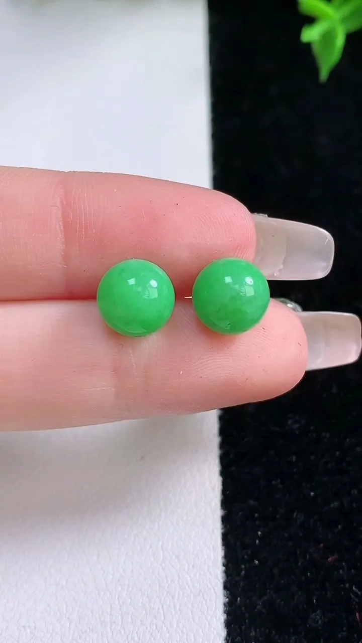 天然A货翡翠圆珠镶嵌件一对，尺寸8.6，重量:2.87g
1月22日