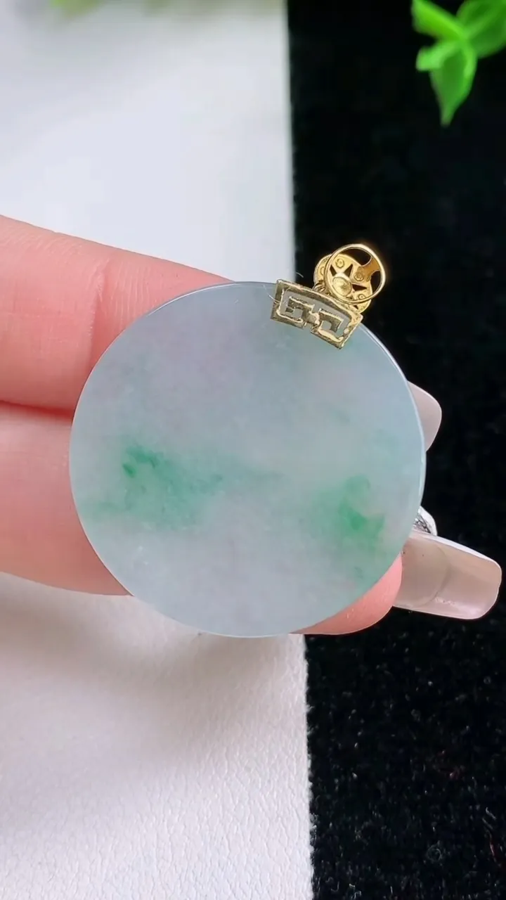 天然A货翡翠种飘花无事牌吊坠，尺寸29.2-4.3，重量:10.42g
1月22日