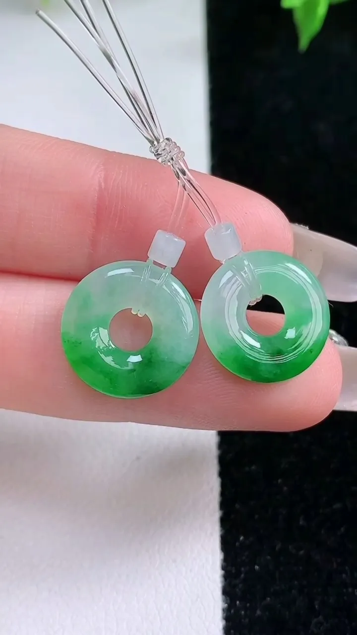 天然A货翡翠平安环吊坠一对，尺寸14-2.8，重量:2.68g
1月22日