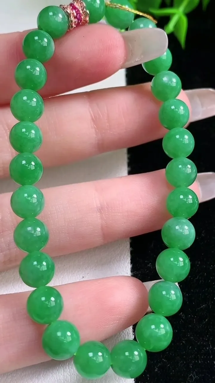 天然A货翡翠圆珠手串，尺寸6.6-26颗，重量:14.33g1月22日
工厂直销收藏佳品,种好水足，色泽均匀，有种有色，上手高大气！