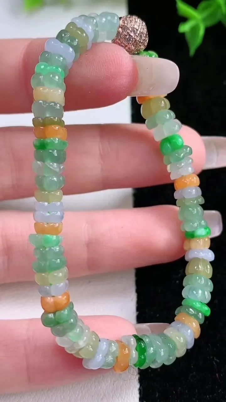 天然A货翡翠三彩莲花手串，尺寸5.4-3，重量:11.21g1月22日
工厂直销收藏佳品,种好水足，色泽均匀，有种有色，上手高大气！