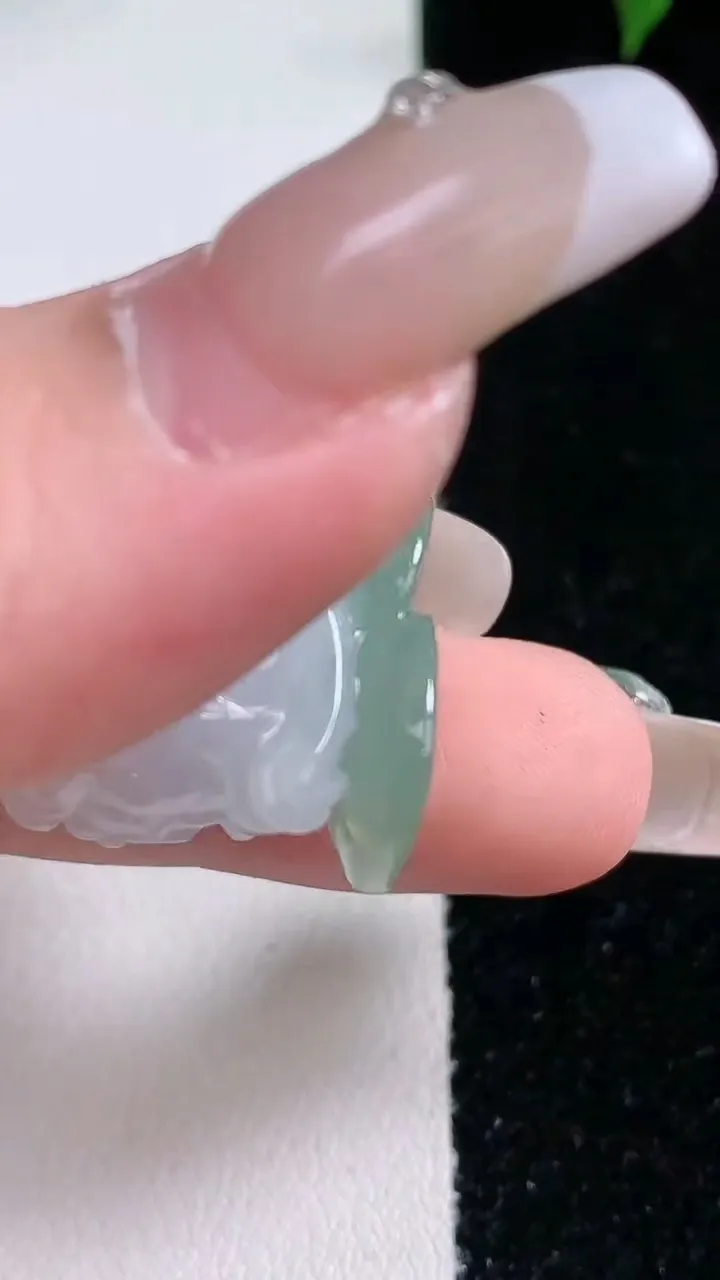 天然A货翡翠霸王貔貅吊坠，尺寸36.3-13.2-18.6，重量:17.90g
1月22日