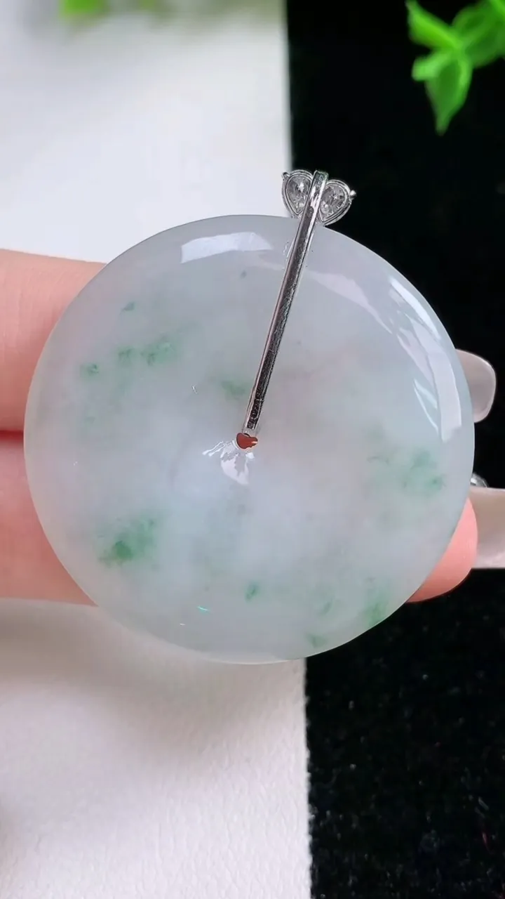 天然A货翡翠18K金飘花平安扣吊坠，尺寸37.8-5，重量:16.81g
1月22日