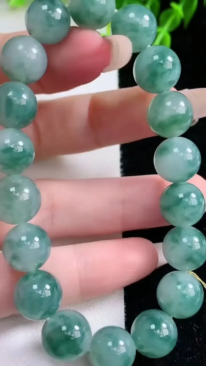 天然A货翡翠飘花圆珠手串，尺寸10.7-18颗，重量:37.74g1月22日
工厂直销收藏佳品,种好水足，色泽均匀，有种有色，上手高大气！