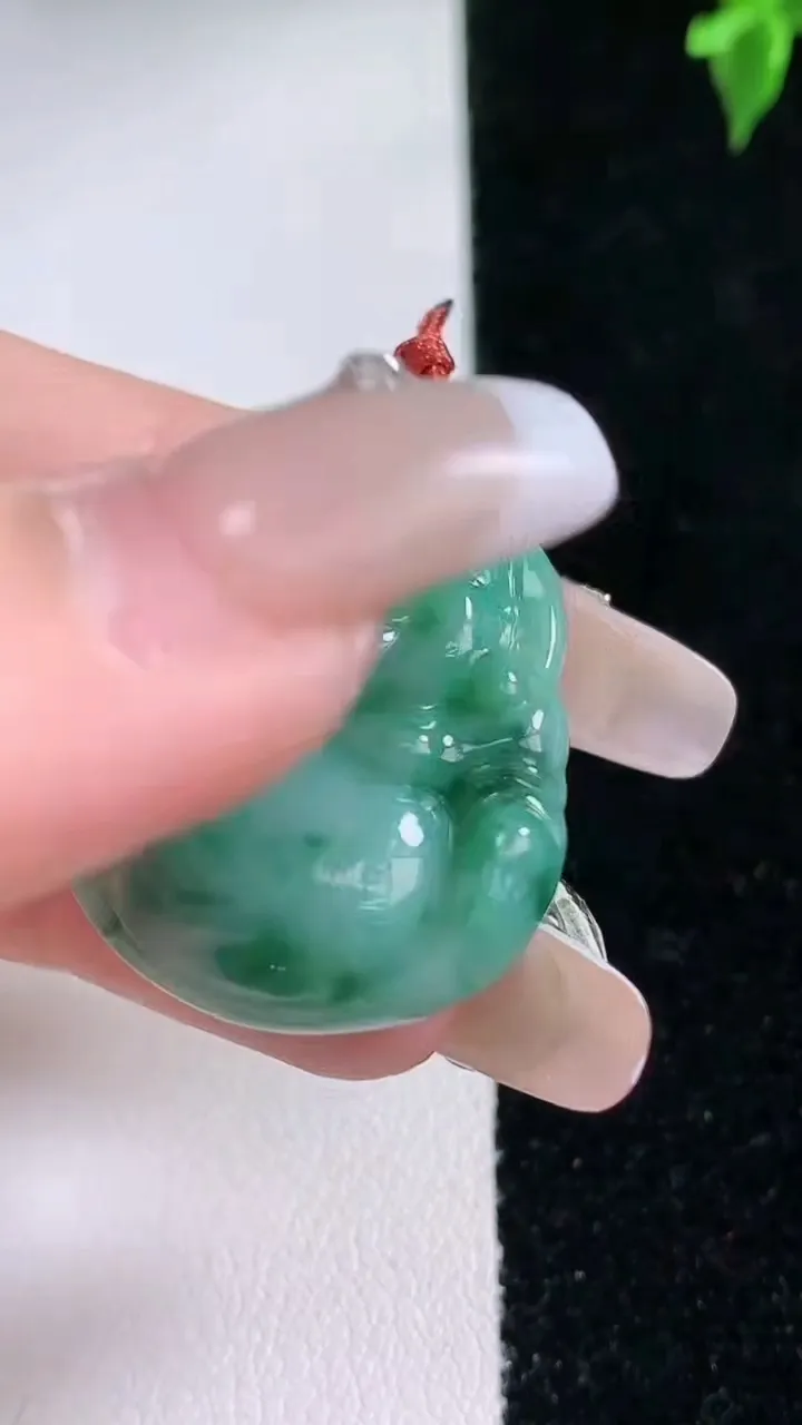 天然A货翡翠飘花佛公吊坠，尺寸28-24.5-6，重量:6.96g
1月22日