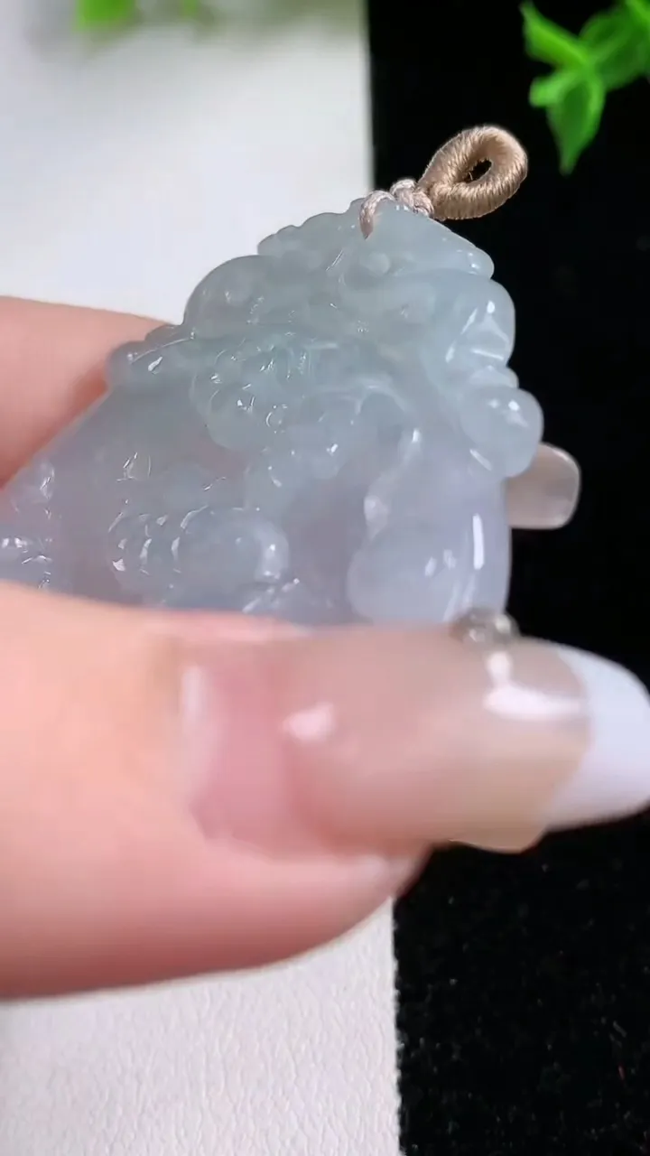 天然A货翡翠生肖鼠吊坠，尺寸52.2-42-6.2，重量:24.14g
1月22日