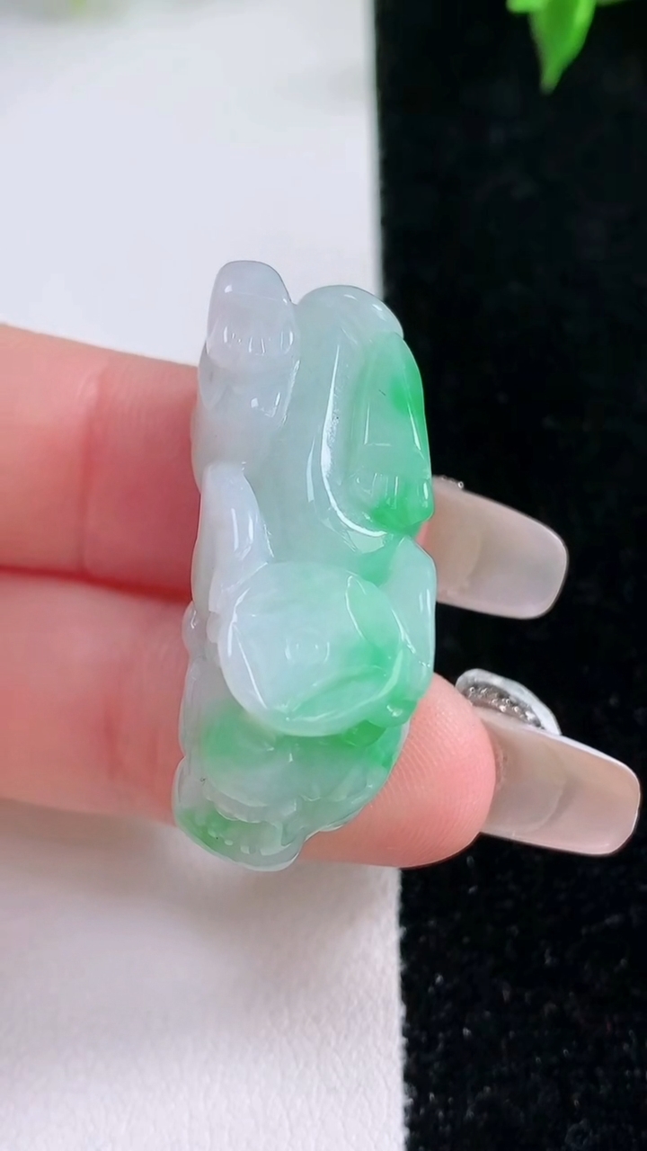 天然A货翡翠貔貅吊坠，尺寸32.8-13.8-14.6，重量:13.57g
1月22日