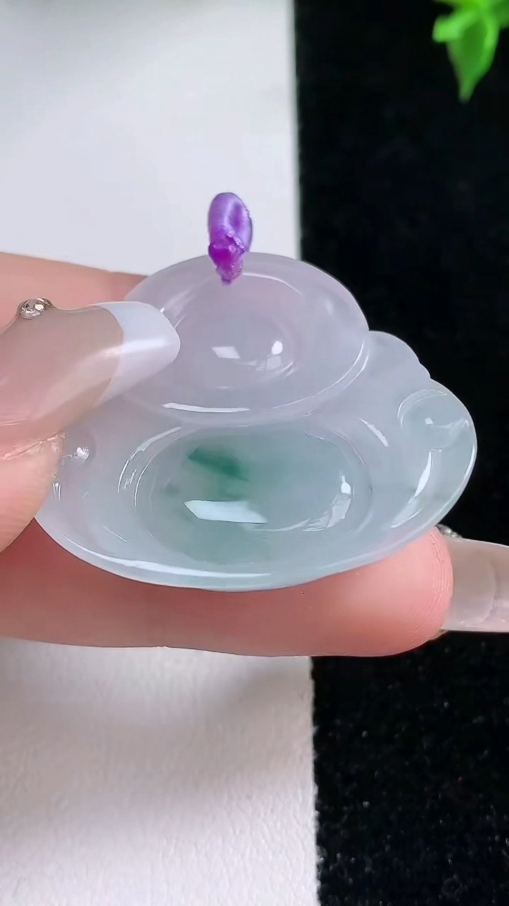 天然A货翡翠飘花佛公吊坠，尺寸31.6-34.8-6.4，重量:10.45g
1月22日