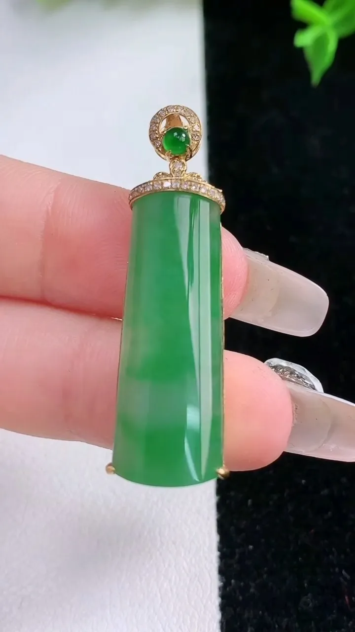 天然A货翡翠无事牌吊坠，尺寸40-31.2-10.7-5.6，重量:4.31g
1月22日