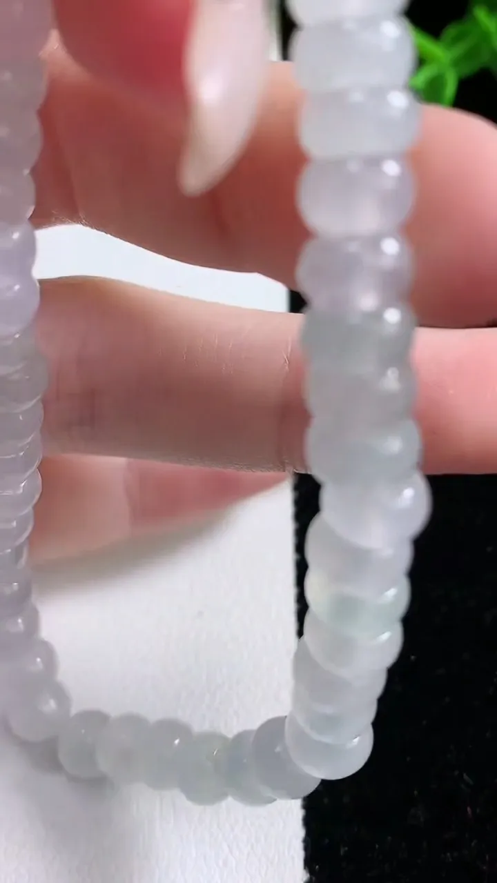 天然A货翡翠种白冰算盘珠手串，尺寸6.6-3.5-45颗，重量:18.38g1月22日
工厂直销收藏佳品,种好水足，色泽均匀，有种有色，上手高大气！