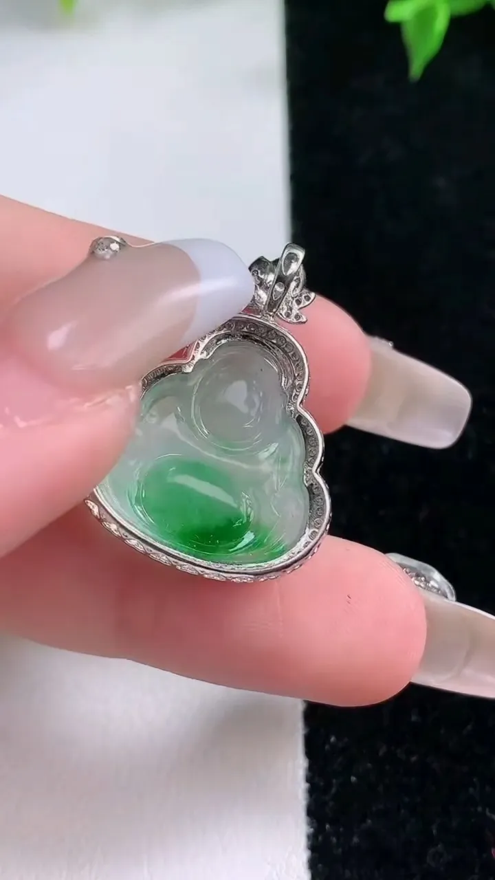 天然A货翡翠佛公吊坠，尺寸27.2-19-7，裸石17.5-17重量:2.96g
1月22日