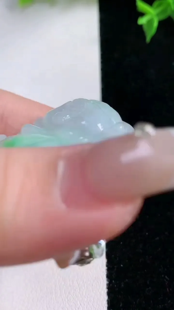 天然A货翡翠佛公吊坠，尺寸37.6-45.3-11.8，重量:33.42g
1月22日