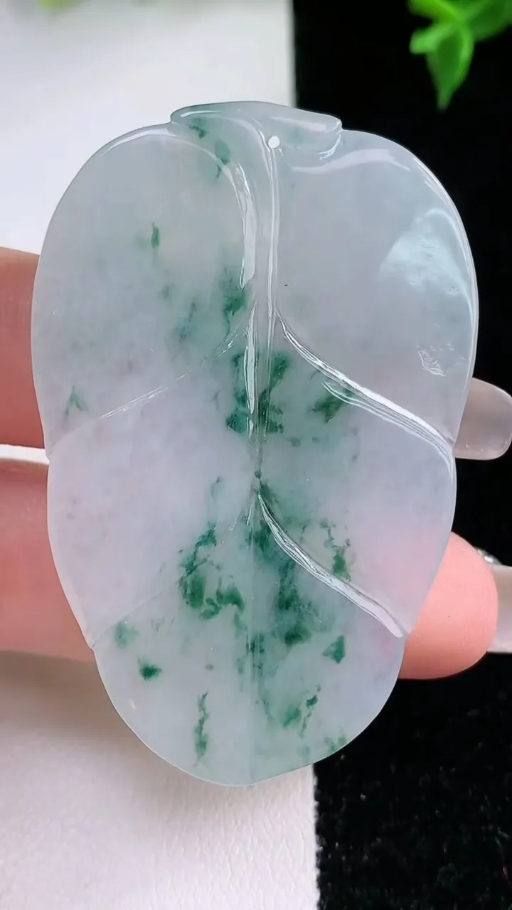 天然A货翡翠飘花金枝玉叶 叶子吊坠，尺寸53-34.6-4，重量:15.36g
1月22日