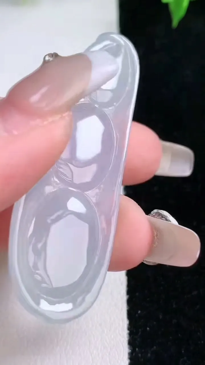 天然A货翡翠福豆吊坠，尺寸56-17.4-7.6，重量:14.67g
1月22日