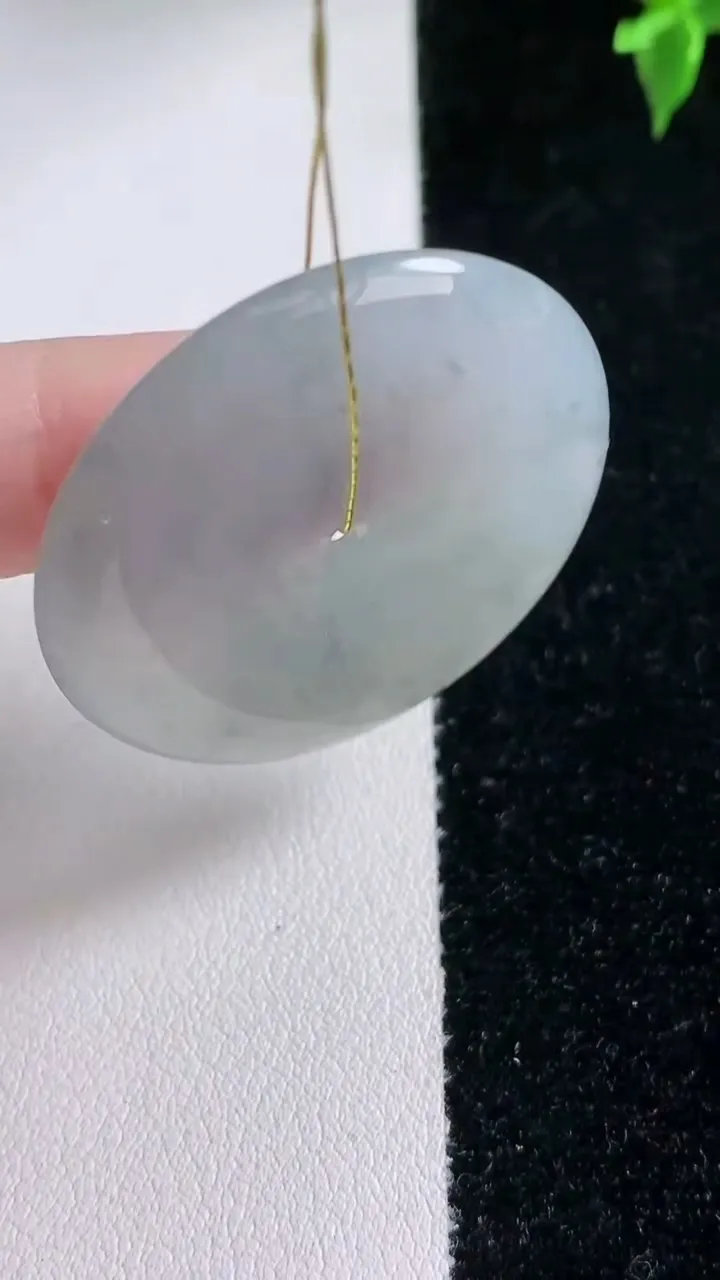 天然A货翡翠飘花平安扣吊坠，尺寸36.3-5.6，重量:16.01g
1月22日