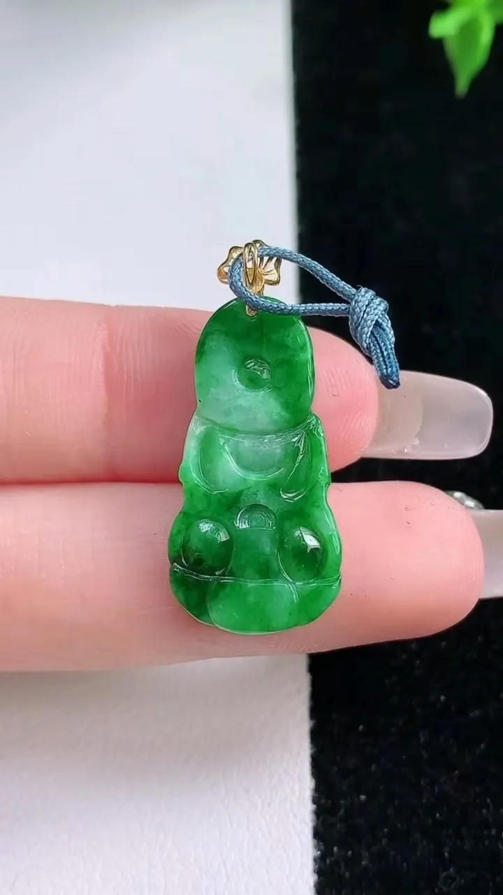 天然A货翡翠观音菩萨吊坠，尺寸25.7-13-3.7，重量:2.46g
1月22日