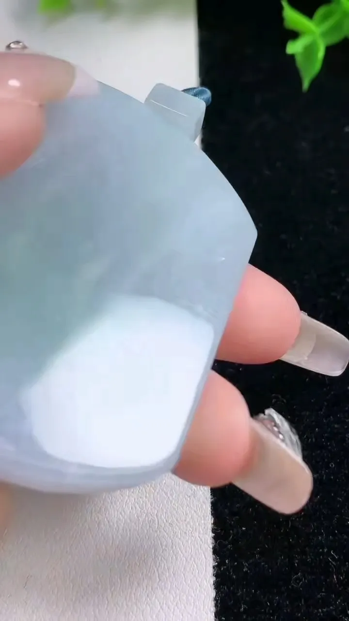 天然A货翡翠春带彩紫罗兰无事牌吊坠，尺寸56-41.8-6，重量:42.47g
1月22日