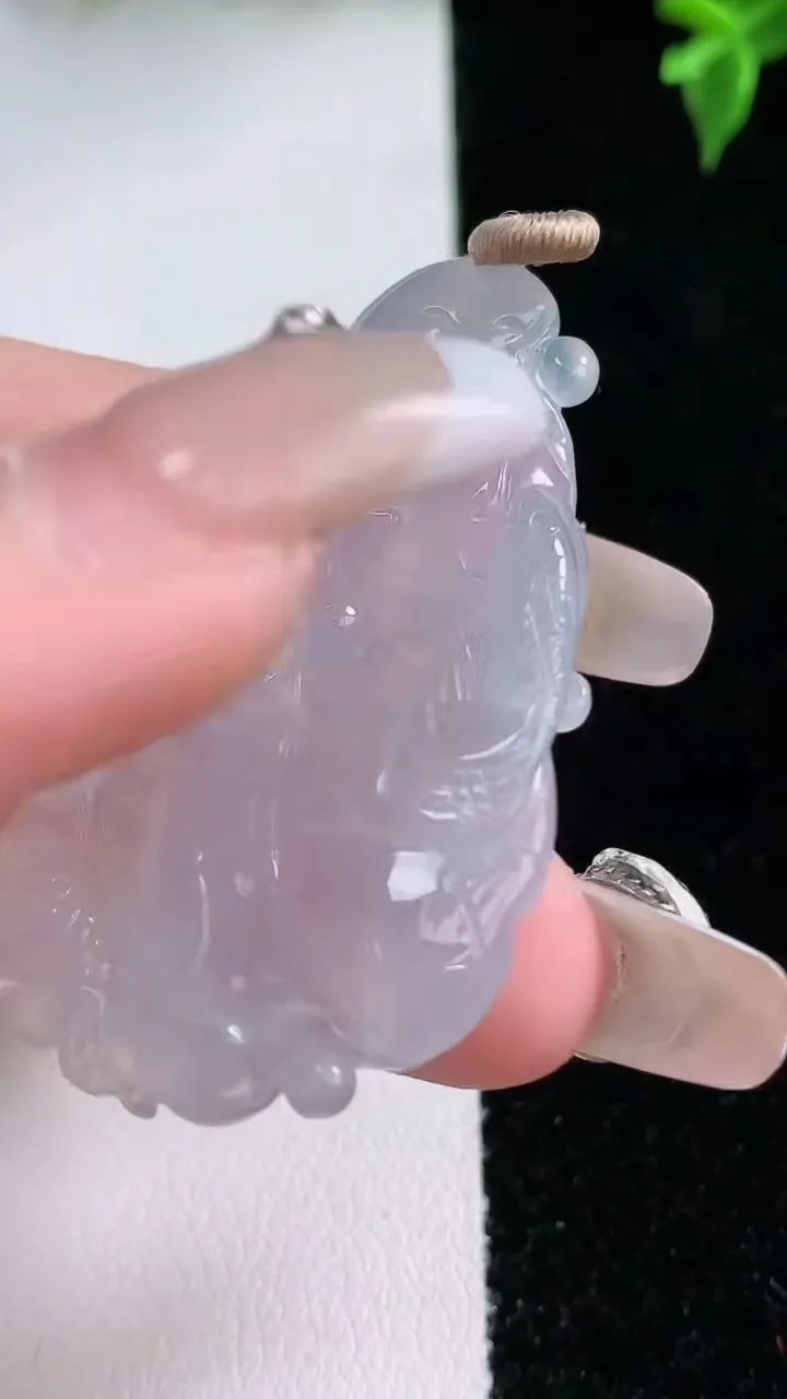 天然A货翡翠年年有余吊坠，尺寸48-26.8-4，重量:10.24g
1月22日