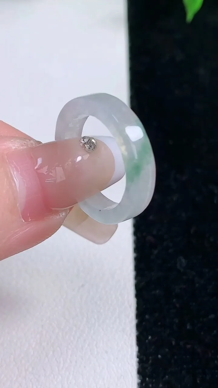 天然A货翡翠方形指环戒指，尺寸15.7-3.6-2.4，重量:2.07g2026年1月22日
工厂直