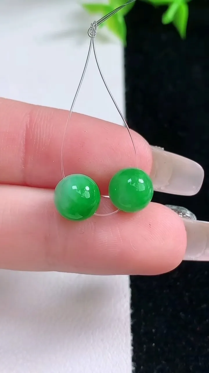 天然A货翡翠圆珠吊坠一对，尺寸7.6，重量:1.58g
1月22日