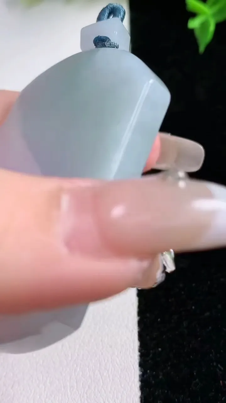 天然A货翡翠春带彩紫罗兰无事牌吊坠，尺寸54.5-41-5.8，重量:40.43g
1月22日