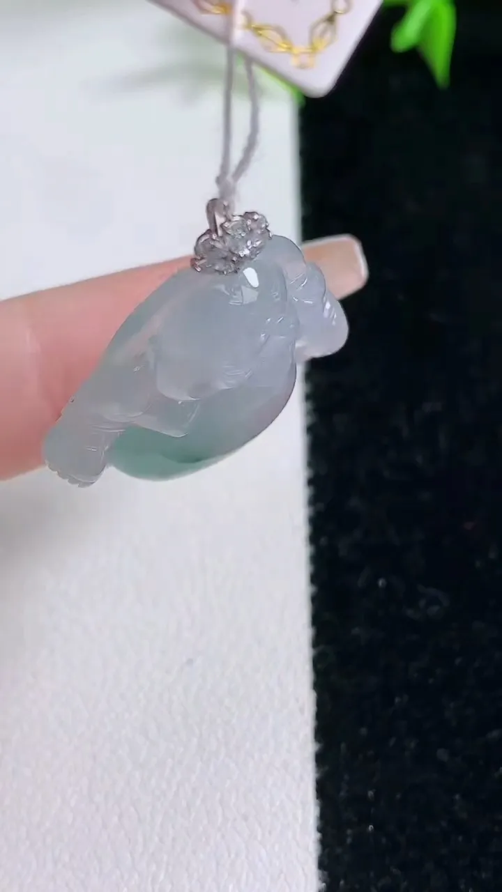 天然A货翡翠种飘花佛公吊坠，尺寸23.7-25.7-5.8，重量:5.46g
1月22日