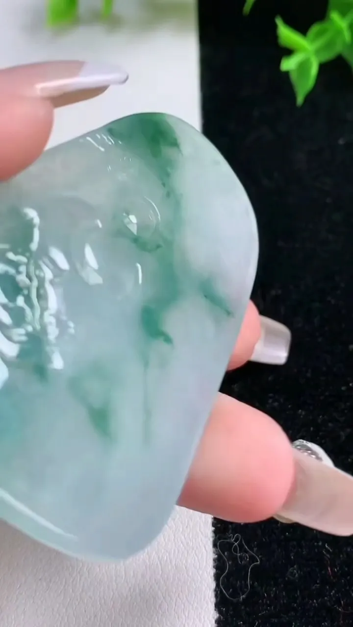 天然A货翡翠冰种飘花虚空藏菩萨吊坠，尺寸65.3-40.2-5.6，重量:30.34g
1月22日