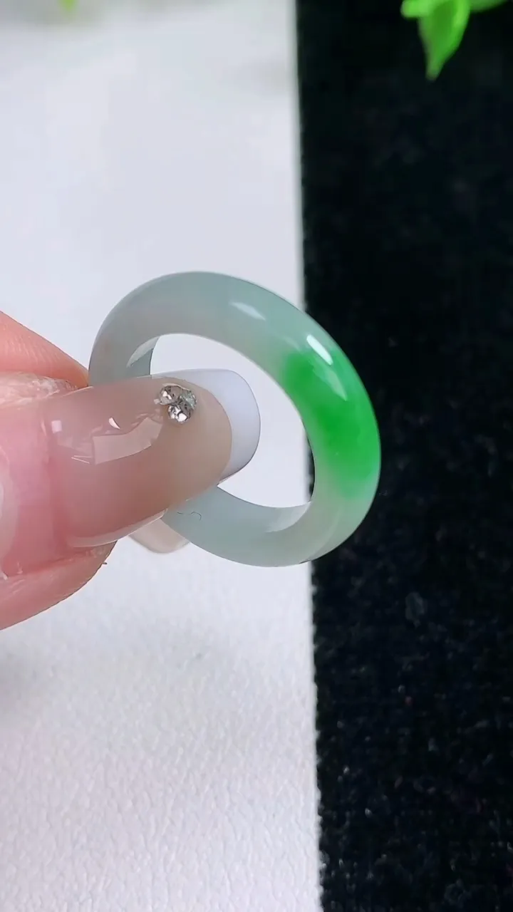 天然A货翡翠指环戒指，尺寸16.3-4.5-3.2，重量:2.95g2026年1月22日
工厂直销收藏佳品,种好水足，色泽均匀，有种有色，上手高大气！